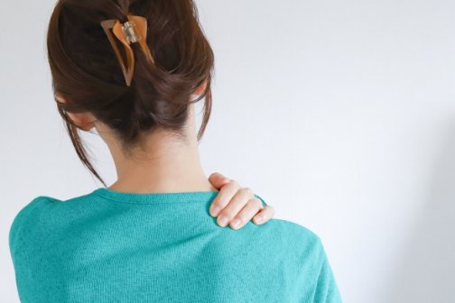 肩こりが顔のたるみの原因に！？若返りたい女性のための美容整体