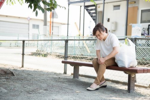 膝の痛みでお困りの女性必見！美容と健康を守るためにやるべきケアとは？