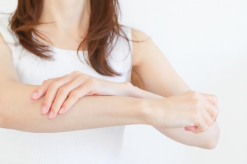 朝の手のむくみは小顔や美ボディに影響⁉今すぐできる簡単ケア