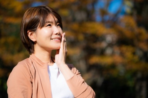 秋の乾燥で肌荒れ・たるみに悩む女性へ｜小顔矯正と姿勢改善で潤う美しさ