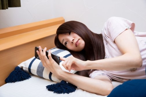 寝る前スマホでむくみ顔？小顔矯正と美容整体で美しく痩せる睡眠習慣