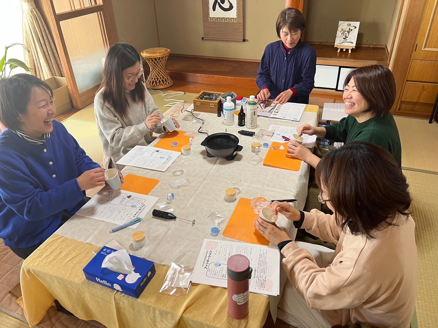 子どもたちと大人たちの集合写真