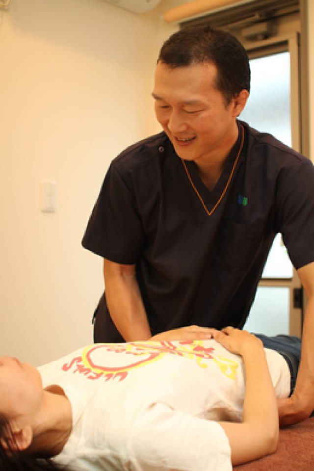 交通事故後の治療はくろーばーはりきゅう整骨院へお任せください。頭痛や吐き気、首の痛み、腰痛、むち打ちなどどんな症状でもご相談ください。