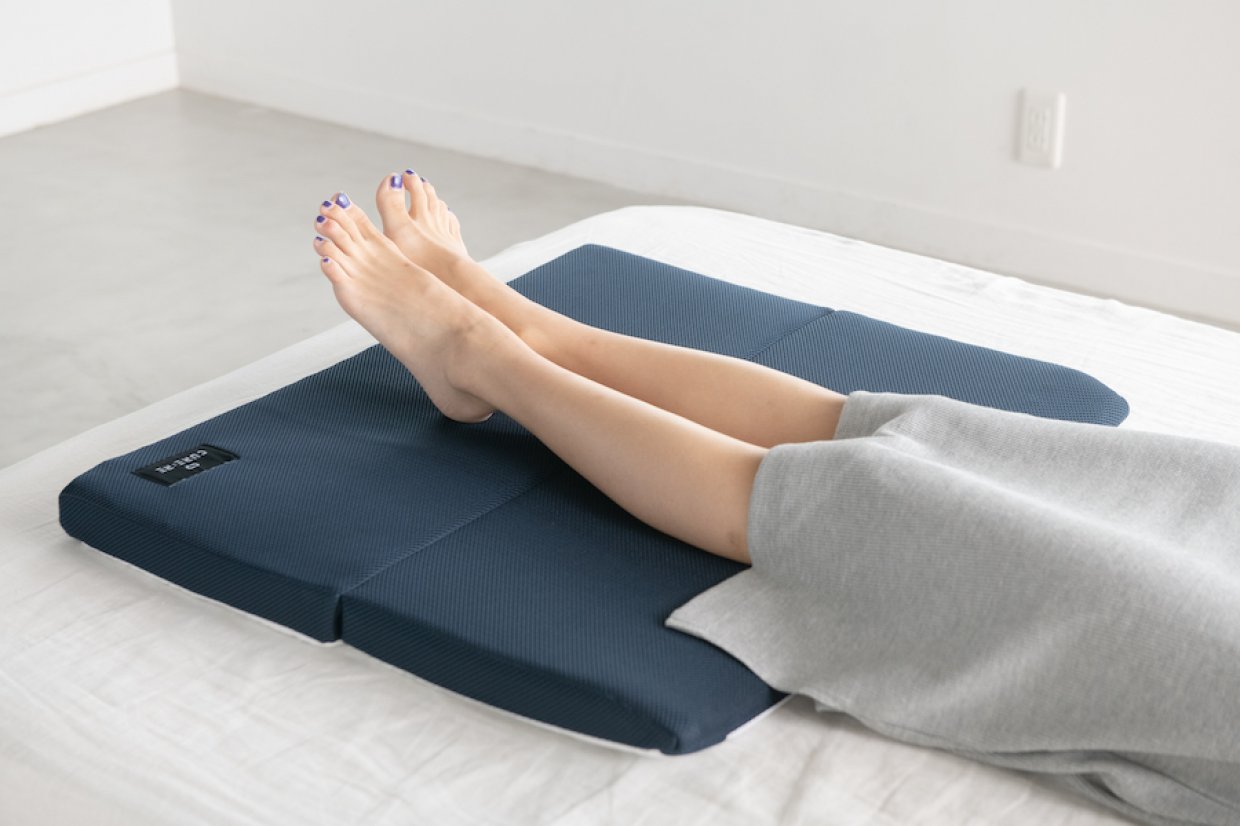足首を正しく休めることができる足枕『ASHI MAKURA』