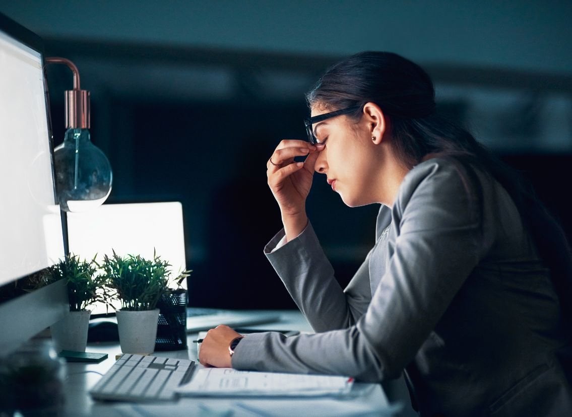 仕事で疲れる画像