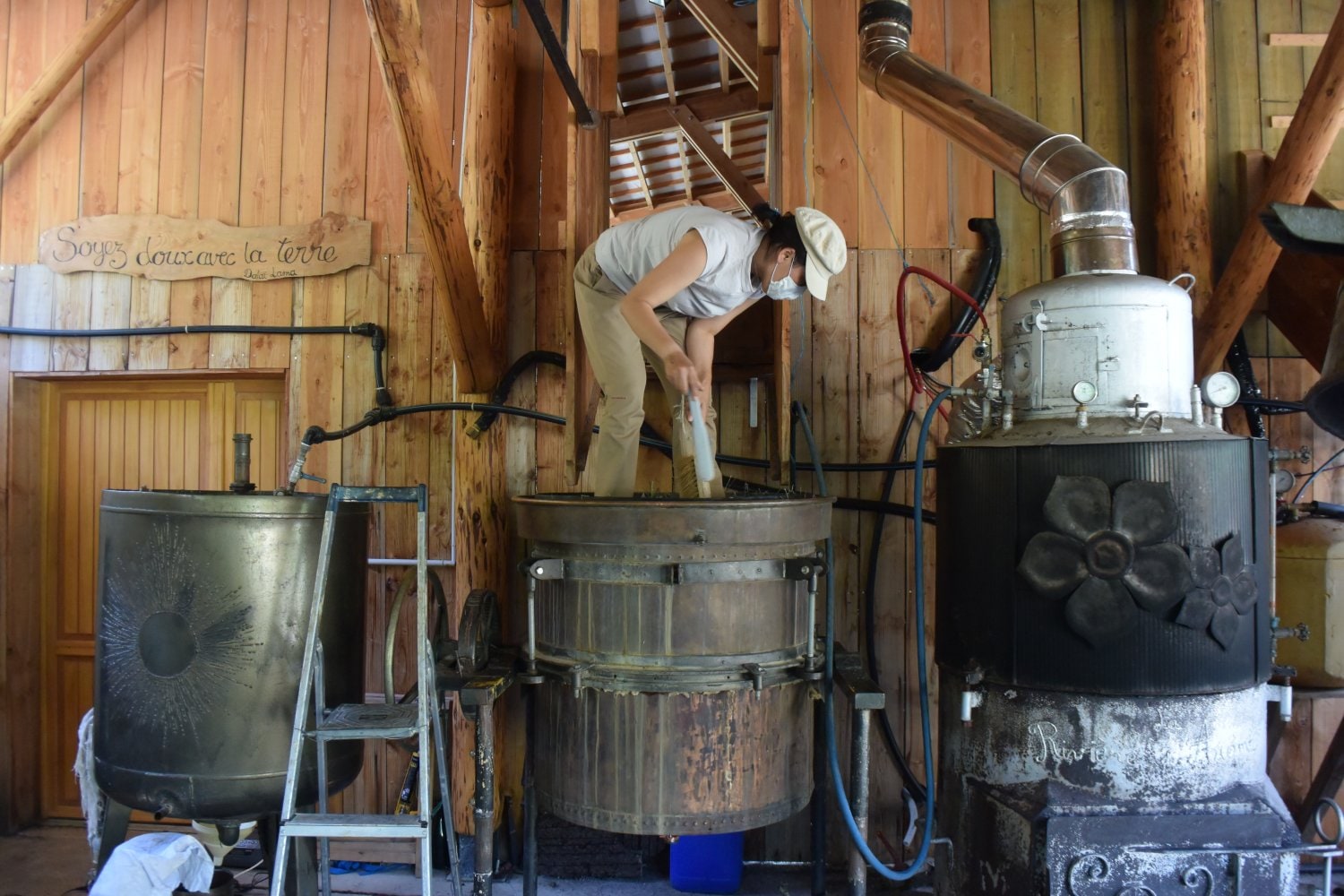 足で踏み固めながら敷き詰めていく