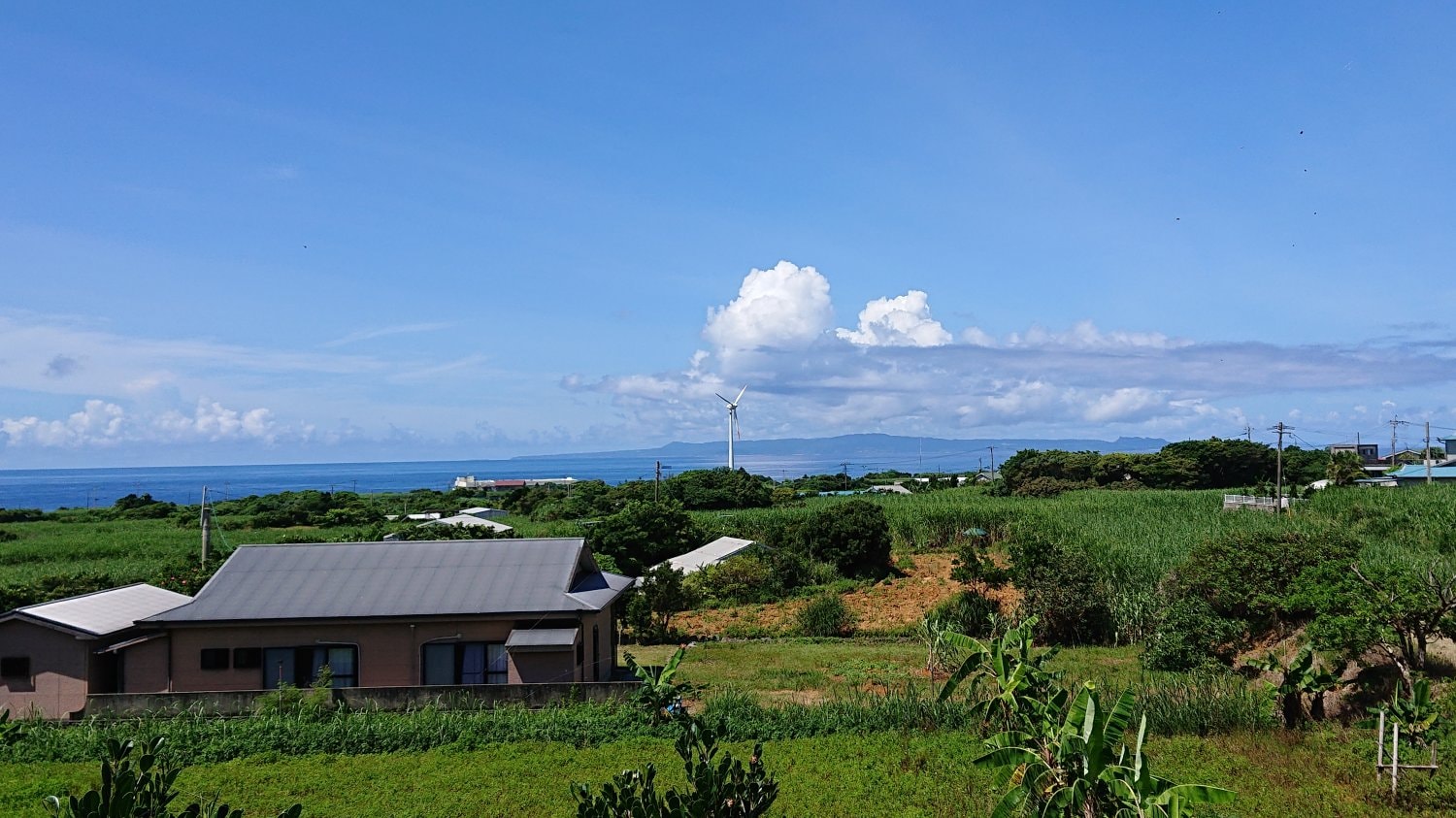 二階から沖縄辺戸岬を望む