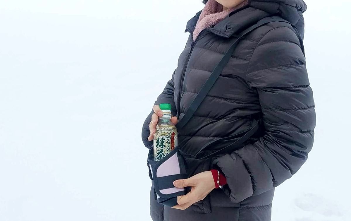 ふるふれ抹茶保温・保冷ケース装着例女性