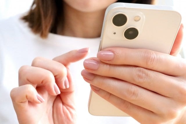 スマホを見る女性