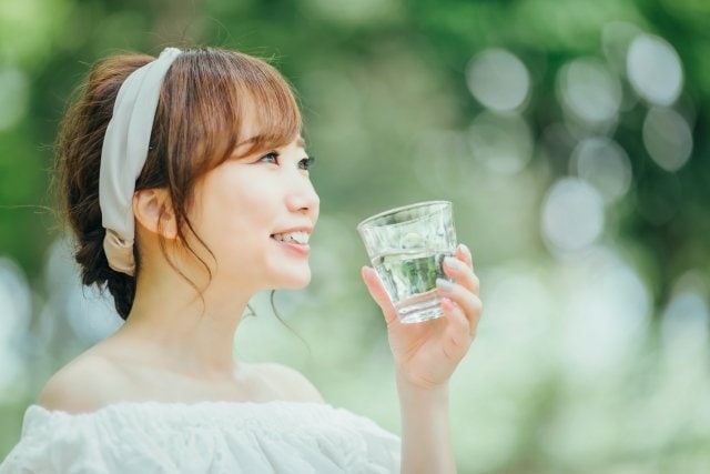 水を飲む女性