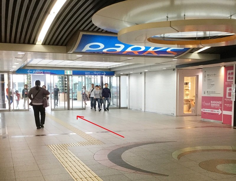 南海改札口からの連絡通路