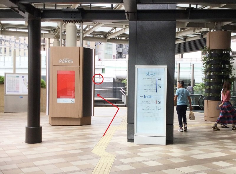 南海改札口から地上への階段方向