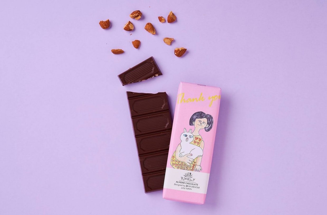 冬季限定【フェアトレード】カカオ分55％　アーモンドチョコ 50g かかえてるネコちゃん2022ver.【オーガニック／有機】