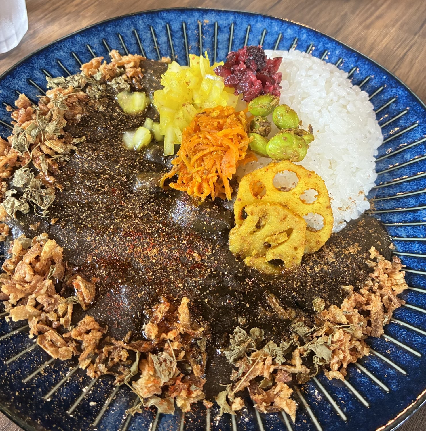 黒ごまと牛すじのカレー