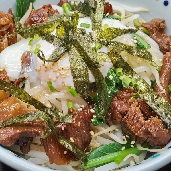 牛すじ温玉丼