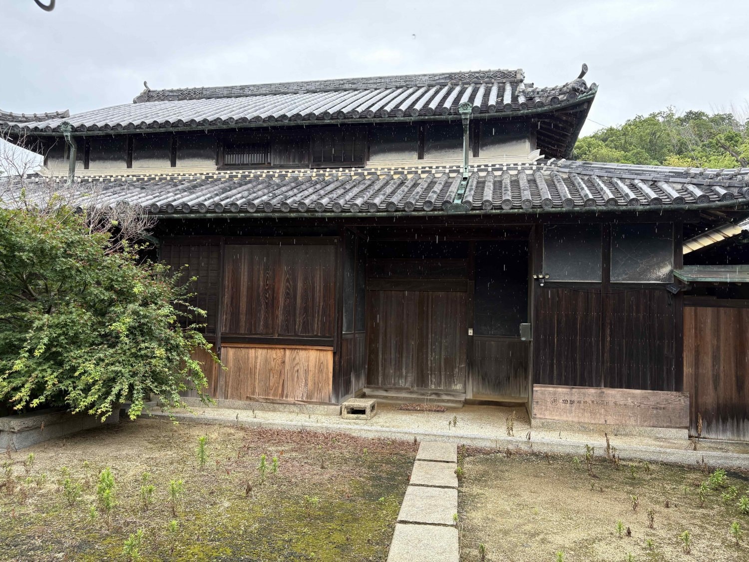 空き家となった古民家に再び灯りをともし、人と地域をつなぐ宿へ再生。日本の文化や風景を未来へ残し、自然や人の温もりに触れながら「何もしない贅沢」と心ほどける時間を届ける場所を目指します。
