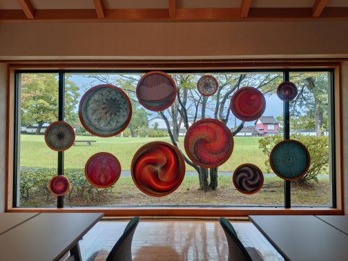 『布と糸で織りなす母娘展〜パッチワークと糸かけアート〜』にて