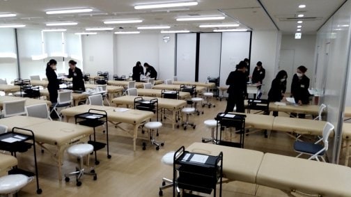 美容学校でまつ毛エクステ技能検定試験