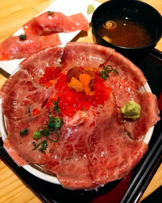 吉祥寺 肉ドレス海鮮丼 本店　(東京）
