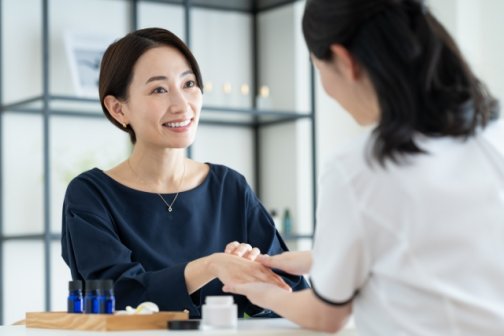 💅ばね指でネイルが楽しめない⁉️指のこわばり・痛みの原因とは⚠️