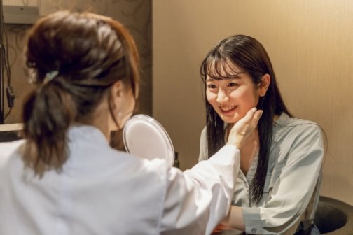 ほうれい線が深くなると首も老け見え⁉ 3月の顔と首ケア法✨