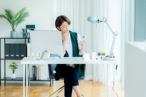 「デスクワークの悩み解消！座りっぱなしでお腹ぽっこりの原因と対策」