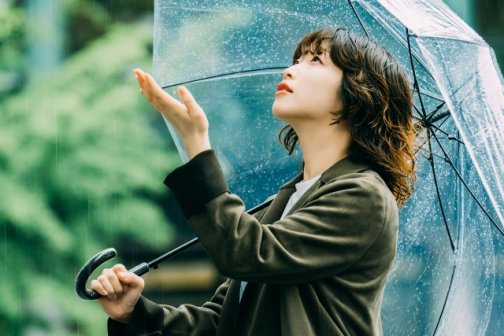雨の日に気分が落ち込むのは自律神経の乱れ？猫背改善で心も軽くなる理由