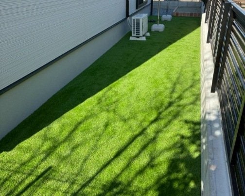 面倒な草刈り作業から解放！人工芝のきれいな快適空間に！ 人工芝Pro（東広島市お庭）