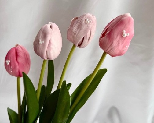 くすみピンクのチューリップには…