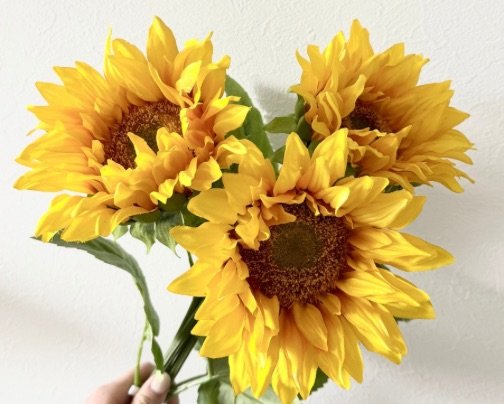 ひまわりを使ったブーケを販売します。