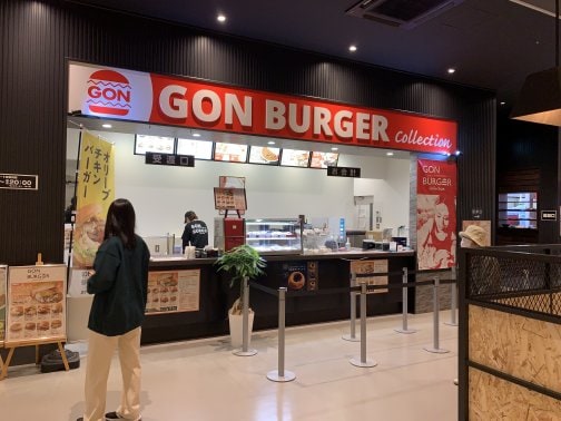 カニの旨み、ひと口で バンズに抱かれて