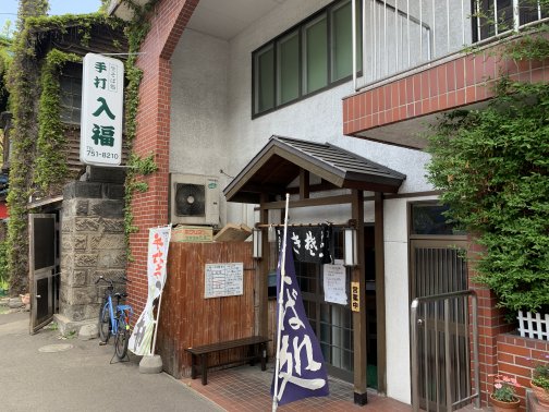 行列必至の満腹そば、一度食べたらクセになる味