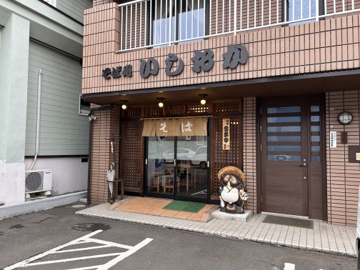 器からはみ出る歓び、はみ出る天ぷらの豪華三重奏。