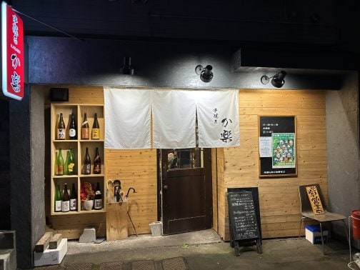 香ばしさと笑顔が串に宿り、地元の味と酒が薫る