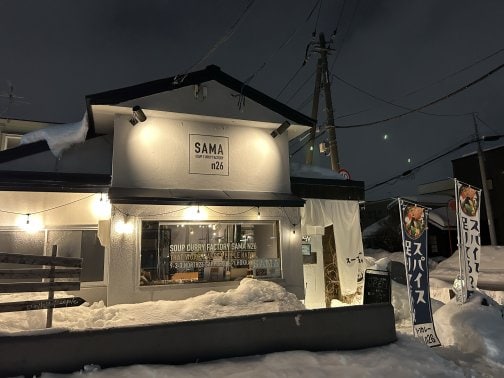 スプーンで崩れるチキン、心までほぐれるスープ
