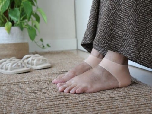 足の冷えは腰が原因？腰痛も防ぐ簡単セルフケア