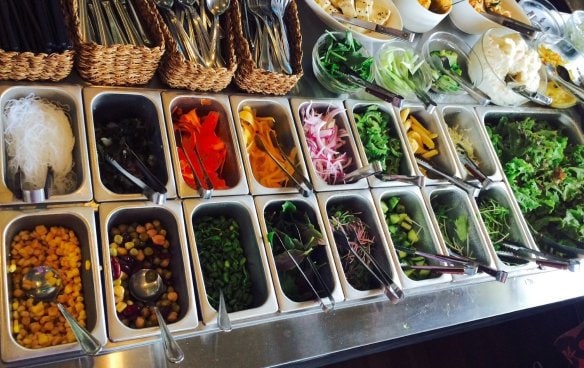 沖縄野菜たっぷりのサラダバー