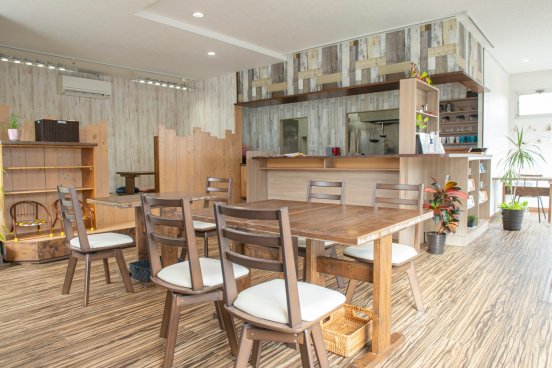 明るく広々とした店内