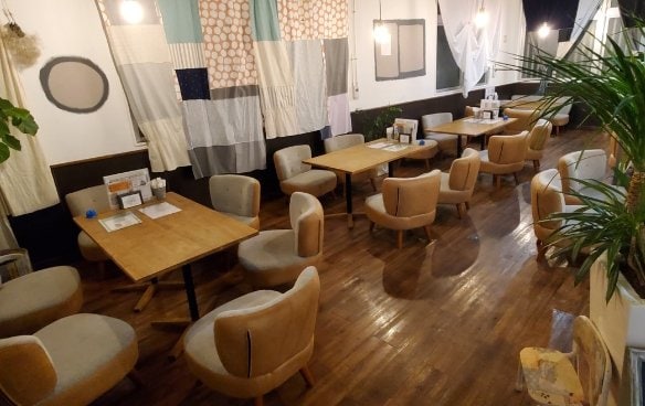 全席ソファー席でゆったりくつろげる〜！