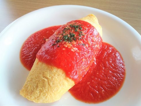 ふんわり巻いたオムライスに合うのは、やっぱり一から手作りの自家製トマトソース