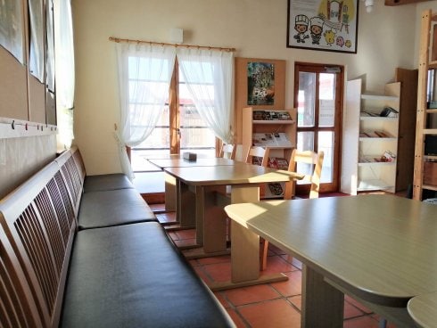 席数わずか８席の小さなお店には、リラックスしながらも楽しい雰囲気がいっぱい。