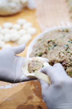 第一のこだわり：餡（あん）｜餃子の“魂”は、肉汁と素材に宿る