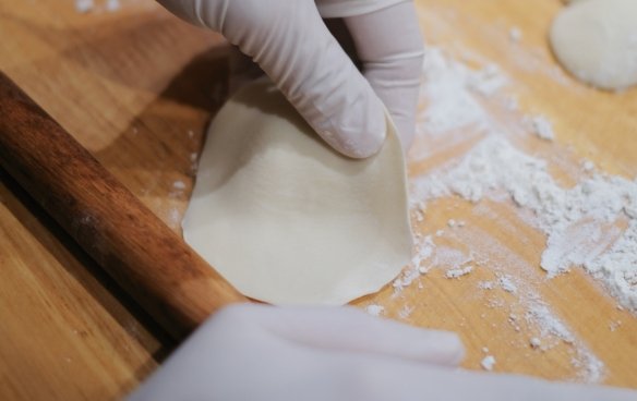 第二のこだわり：皮（かわ）｜“二つの顔”を持つ、自家製の衣