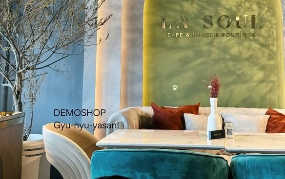 【デモ】ゆったりとしたソファ席で、コース料理もお楽しみいただけます。充実したメニューをご用意しております。