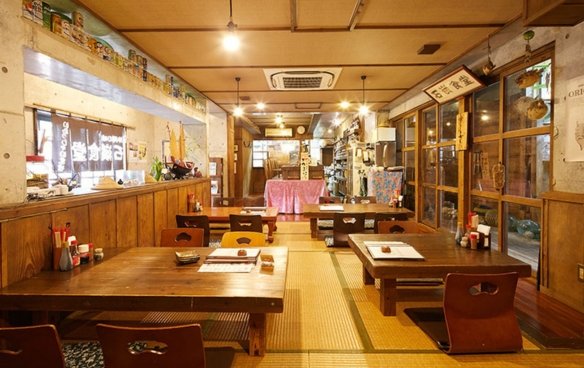 どこか懐かしく落ち着く 昔ながらの沖縄食堂の空間