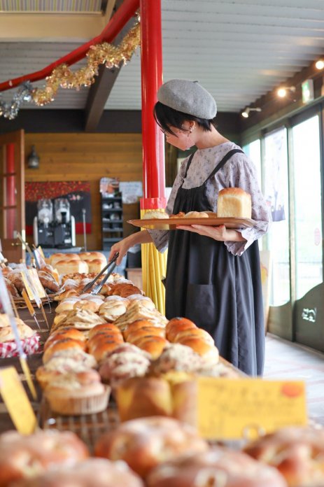 自家製酵母と薪窯焼きのパン～緑と風のダーシェンカ～