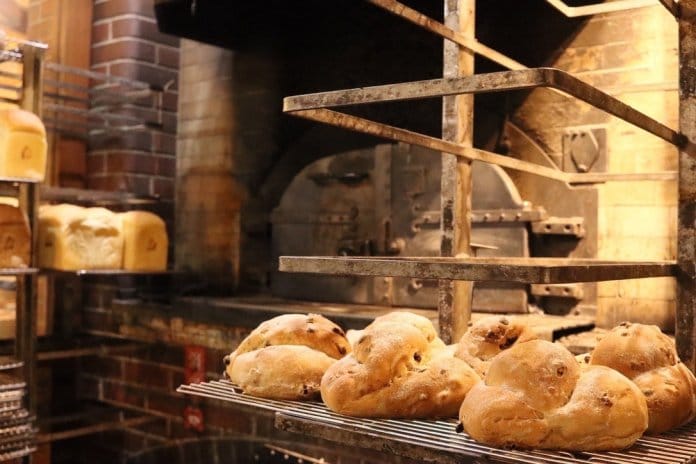 自家製酵母と薪窯焼きのパン～緑と風のダーシェンカ～