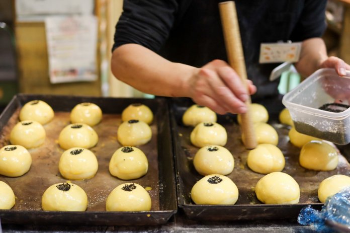 自家製酵母と薪窯焼きのパン～緑と風のダーシェンカ～