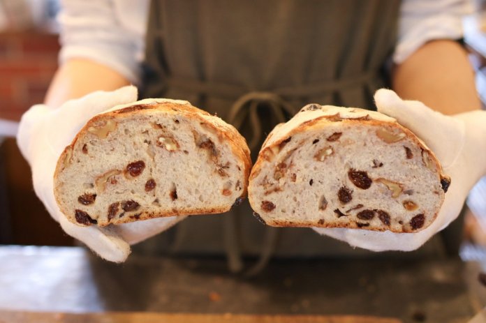 自家製酵母と薪窯焼きのパン～緑と風のダーシェンカ～