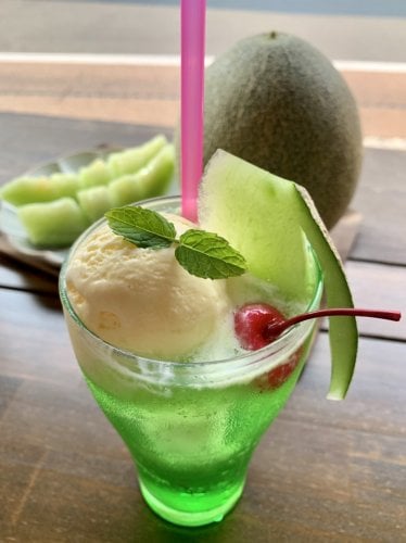 島のメロンのクリームソーダ